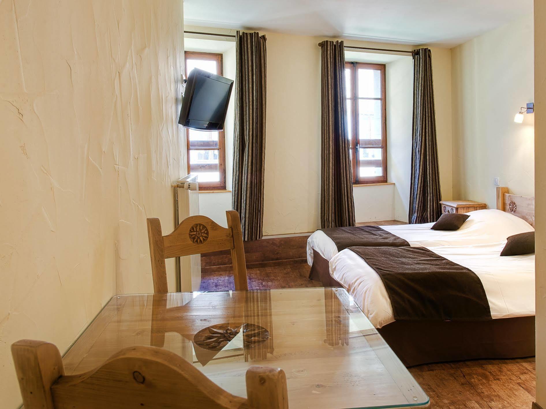 Hotel Du Commerce Thones Luaran gambar
