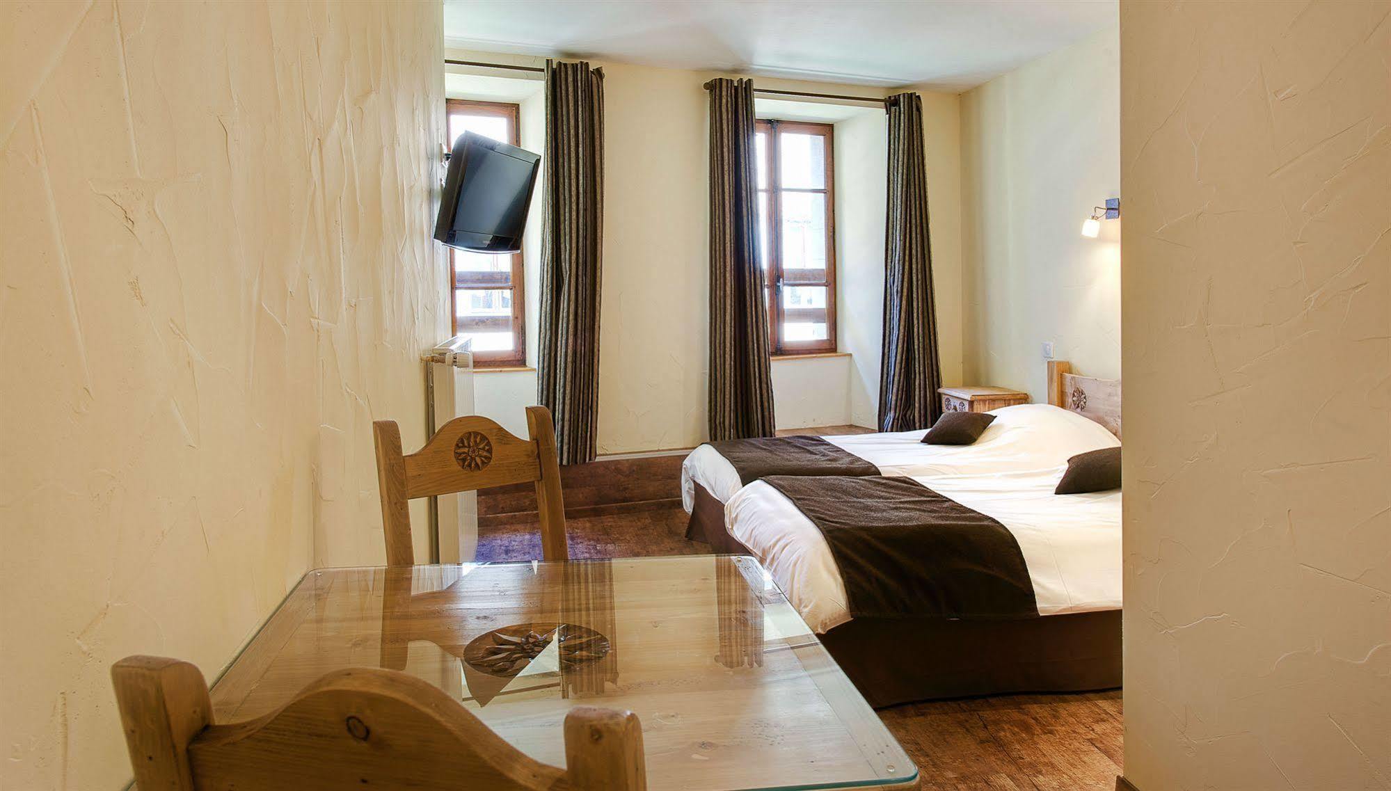 Hotel Du Commerce Thones Luaran gambar